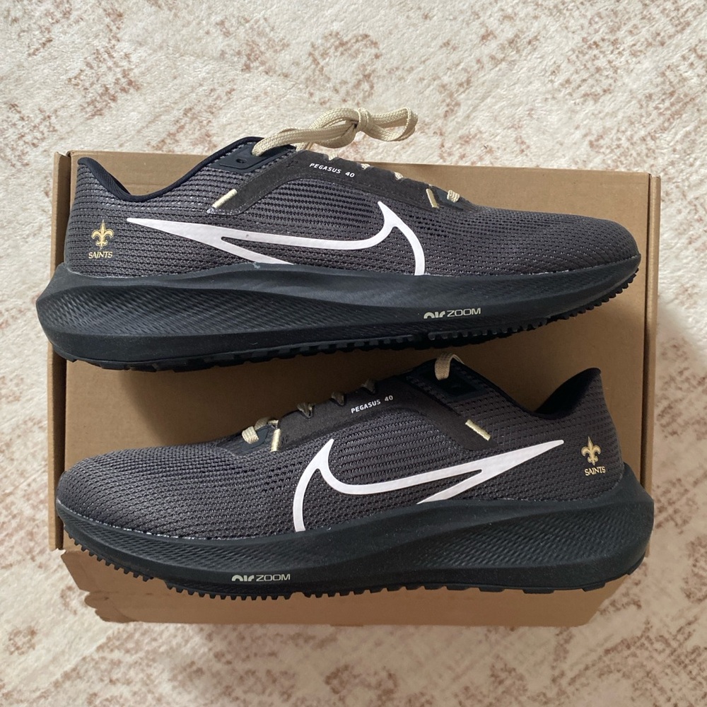 Nike Zoom Pegasus 40 Saints Size 9.5M New Orleans Saints NFL